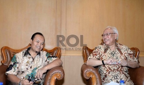   (dari kiri) Wakil Ketua MPR RI Hidayat Nur Wahid bersama Ketua Dewan Pers Bagir Manan menjadi pembicara saat diskusi di Komplek Parlemen Senayan, Jakarta, Senin (16/3). (Republika/Wihdan)