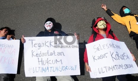  Mahasiswa yang tergabung dalam Aliansi Mahasiswa Cinta Indonesia membentangkan spanduk saat berunjuk rasa memberikan SP 1 pada Jokowi di Jalan Dipenogoro, Kota Bandung, Senin (16/3). (foto : Septianjar Muharam)