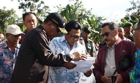 Wakil Ketua MPR Oesman Sapta melakukan kunjungan kerja dan sosialisasi Empat Pilar MPR RI di Kabupaten Melawi, Kalimantan Barat, Ahad (15/3).  (dok MPR RI)