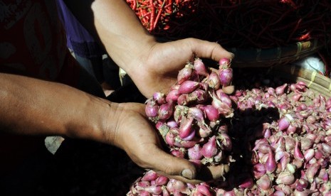   Pedagang sedang memilah bawang merah di Pasar Kemiri, Depok, Jawa Barat, Rabu (18/3).  (foto : MgROL_34)