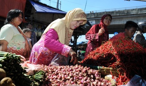  Pembeli sedang memilah bawang merah di Pasar Kemiri, Depok, Jawa Barat, Rabu (18/3).  (foto : MgROL_34)