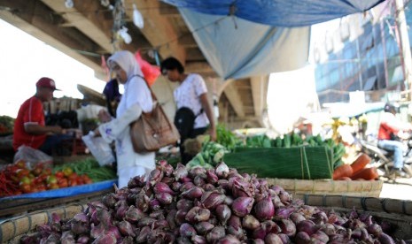  Pembeli sedang memilah bawang merah di Pasar Kemiri, Depok, Jawa Barat, Rabu (18/3).  (foto : MgROL_34)