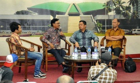 Wakil Ketua MPR Mahyudin (kedua kanan) saat tampil menjadi narasumber dalam diskusi yang diadakan pengurus wartawan parlemen di press room parlemen, Jakarta, Kamis (19/3).  (foto : dok. MPR RI)