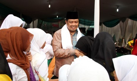  Para santri berjabat tangan dengan Wakil Ketua MPR Mahyudin saat memberikan tausiyah kebangsaan di acara haul pendiri Pondok Pesantren Al Wathoniyah Putra Klender di Jakarta Timur, Jum'at (20/3).  (foto : MgROL_37)