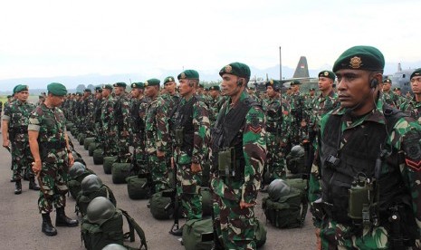  Gelar pasukan Yonif Linud 502/UY Kostrad di lanud ABD Saleh Malang, Kamis (19/3).  (foto : dok. Penkostrad)