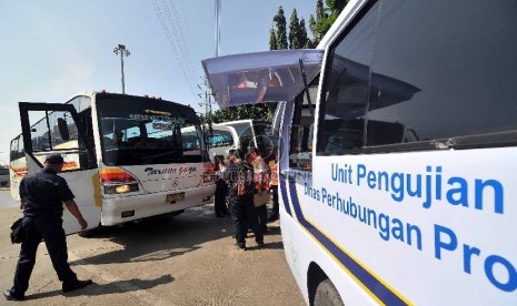    Petugas mengecek salah satu unit Bus AKAP saat melakukan inspeksi keselamatan lalulintas di terminal Kampung Rambutan, Jakarta, Senin (23/3).    (Republika/Rakhmawaty La'lang)