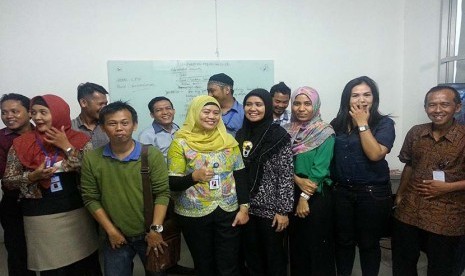 Peserta pelatihan jurnalistik kabid marketing dan humas LP3I berfoto bersama Waredpel Republika Online Joko Sadewo (kedua kiri) dan pemateri Republika Online Slamet Riyanto (paling kanan) di Cileungsi, Bogor, Selasa (24/3). 