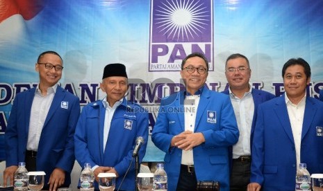 Ketua Umum PAN Zulkifli Hasan (tengah) bersama Ketua Dewan Kehormatan DPP PAN Amien Rais (dua kiri), Sekjen Eddy Soeparno (kiri), Wakil Ketua Umum Bara Hasibuan (dua kanan), dan Bendahara Umum Nasrullah di Jakarta, Jumat (27/3). (Republika/Yasin Habibi)