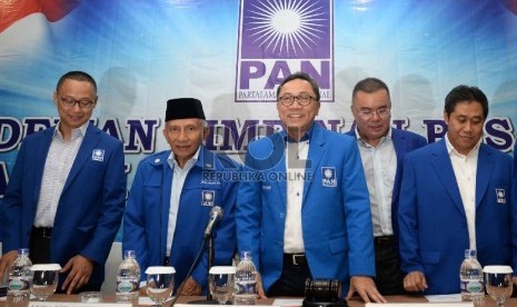 Ketua Umum PAN Zulkifli Hasan (tengah) bersama Ketua Dewan Kehormatan DPP PAN Amien Rais (dua kiri), Sekjen Eddy Soeparno (kiri), Wakil Ketua Umum Bara Hasibuan (dua kanan), dan Bendahara Umum Nasrullah di Jakarta, Jumat (27/3). (Republika/Yasin Habibi)