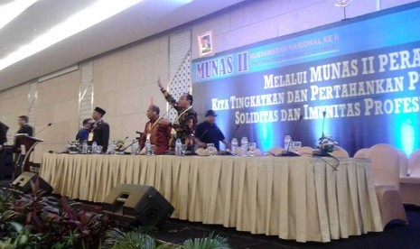  Suasana kericuhan dalam acara Musyawarah Nasional (II) Persatuan Advokat Indonesia (Peradi) di Makassar, Jumat (27/3).  (Republika/Debbie Sutrisno)