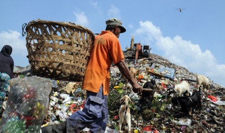   Pemulung mencari sampah yang dapat didaur ulang di tumpukan sampah di TPA Cipayung, Depok, Jawa Barat, Jumat (27/3).  (foto : MgROL_34)  