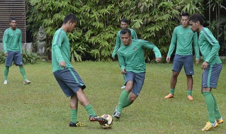 Sejumlah pesepak bola Timnas Indonesia U-23 melakukan latihan ringan di Taman Hotel Sultan, Jakarta, Senin (30/3).  (Antara/Widodo S. Jusuf)