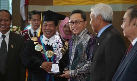  Ketua MPR RI Zulkifli Hasan menerima penghargaan Konservasi Unggul dari Rektor Universitas Negeri Semarang (Unnes) Fachtur Rahman dalam acara Dies Natalis ke-50 Unnes di kampus Unnes, Semarang, Jawa Tengah (Senin, 30/3). (foto : Issha Harruma)