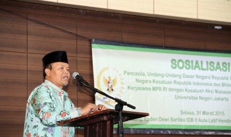  Wakil Ketua MPR RI Hidayat Nur Wahid saat memberikan sosialisasi 4 pilar kebangsaan di UNJ, Jakarta, Senin (31/3).  (foto : MgROL_37)