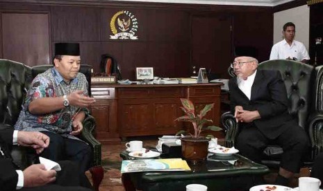   Wakil Ketua MPR Hidayat Nur Wahid menerima kunjungan Wakil Pimpinan Pondok Pesantren Darunnajah, Mustofa Hadi Chirzin (kanan) di Komplek Parlemen, Jakarta, Rabu (1/4).  (foto : dok MPR RI)