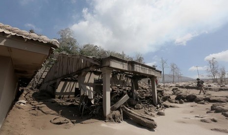 Rumah warga  rusak akibat tertimpa material dan debu vulkanik erupsi Gunung Sinabung di Desa Guru Kinayan,  Payung, Karo, Sumatera Utara, Jumat (3/4).  (Antara/Irwansyah Putra)