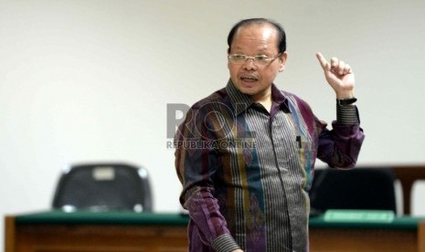 Mantan Ketua Komisi VII DPR Sutan Bhatoegana mengikuti sidang perdana kasus dugaan penerimaan hadiah atau janji terkait penetapan dan pembahasan APBNP 2013 pada Kementerian ESDM di Pengadilan Tipikor, Jakarta, Senin (6/4).  (Republika/Wihdan)