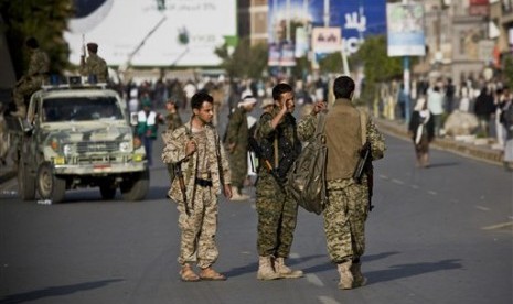 Pemberontak Syiah Houthi mengenakan seragam militer berpatroli di kota Sanaa, Yaman.