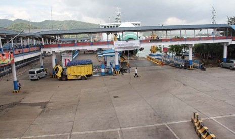 Beberapa truk yang akan menyebrang ke Pulau Sumatera masuk ke kapal fery secara bergiliran di Dermaga III Pelabuhan Merak, Banten, Kamis (9/4).  (Antara/Asep Fathulrahman)