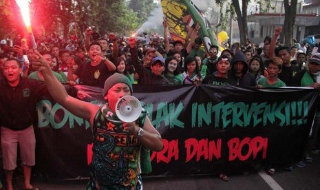 Ratusan Bonek melakukan aksi longmarch di jalan Darmo, Surabaya, Jawa Timur, Minggu (12/4). 