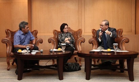   Ketua Komisi II DPR RI, Rambe Kamarulzaman (kanan) dalam Dialog Pilar Negara di Ruang Presentasi Perpustakaan MPR RI, Komplek MPR/DPR/DPD, Jakarta, Senin (13/4).  (foto : dok MPR RI)