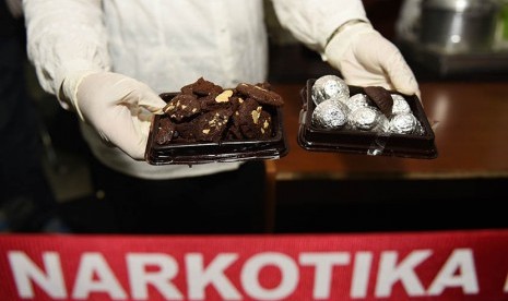   Petugas BNN menunjukkan kue ganja saat rilis di Gedung BNN, Jakarta, Senin (13/4).  (Antara/Hafidz Mubarak A)