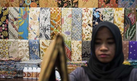 Pedagang menata kain batik di salah satu pusat penjualan batik di Jakarta, Selasa (14/4). (Antara/M Agung Rajasa)