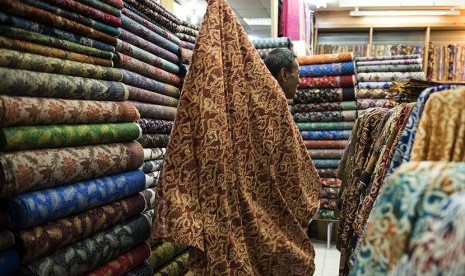 Pedagang mengukur kain batik di salah satu pusat penjualan batik di Jakarta, Selasa (14/4). (Antara/M Agung Rajasa)