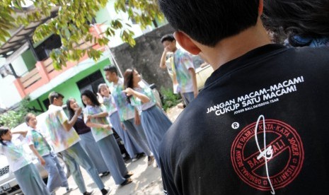 Puluhan siswa SMK melakukan aksi mencoret baju seragam seusai melaksanakan Ujian Nasional (UN) di daerah Pancoran Mas, Depok, Jawa Barat, Rabu (16/4).  (foto: MgROL_34)