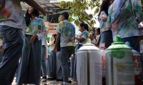 Puluhan siswa SMK melakukan aksi mencoret baju seragam seusai melaksanakan Ujian Nasional (UN) di daerah Pancoran Mas, Depok, Jawa Barat, Rabu (16/4).  (foto: MgROL_34)