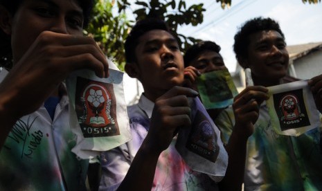 Puluhan siswa SMK melakukan aksi mencoret baju seragam seusai melaksanakan Ujian Nasional (UN) di daerah Pancoran Mas, Depok, Jawa Barat, Rabu (16/4).  (foto: MgROL_34)