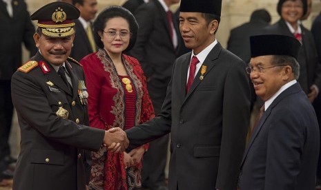  Presiden Joko Widodo (kedua kanan) dan Wapres Jusuf Kalla (kanan) memberikan ucapan selamat kepada Kapolri Jenderal Pol. Badrodin Haiti (kiri) dan Isteri Ny. Tejaningsih Haiti (kedua kiri) di Istana Negara, Jakarta, Jumat (17/4). (Antara/Widodo S. Jusuf)