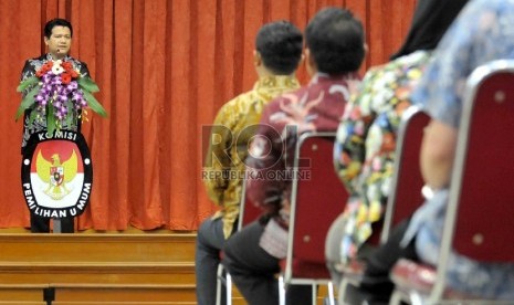 Ketua Komisi Pemilihan Umum (KPU) Husni Kamil Manik memberi sambutannya pada peresmian pelaksanaan Pilkada serentak di Gedung KPU, Jakarta, Jumat (17/4).  (Republika/Agung Supriyanto)