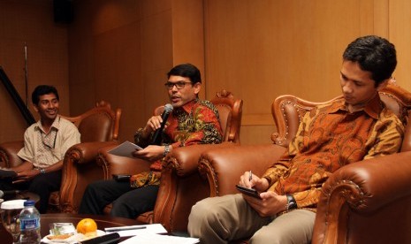  Anggota Fraksi PKS MPR RI, H.M Nasir Djamil (tengah) tampil sebagai pembicara pada Dialog Pilar Negara bertemakan Eksekusi Mati Bagi Pengedar Narkoba di Komplek Parlemen, Jakarta, Senin (20/4).  (foto : MgROL_39)