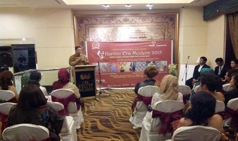  Wakil Ketua MPR RI Mahyudin saat membuka pameran 9 pelukis perempuan bertema Kartini Era Modern 2015 di Jakarta, Senin (20/4).  (foto : dok. MPR RI)