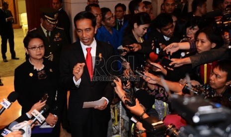 ?Presiden Joko Widodo (kanan) didampingi Menteri Luar Negeri Retno Marsudi (kiri) memberikan keterangan pers terkait pertemuan bilateral Indonesia-Palestina di Jakarta, Selasa (21/4). (Republika/Raisan Al Farisi)