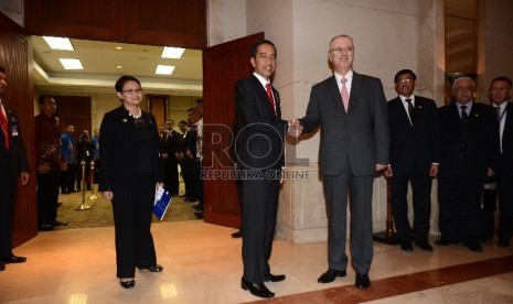 Presiden Joko Widodo bersalaman dengan Perdana Menteri Palestina, Fariz Mehdawi sesaat sebelum memasuki ruangan pertemuan di Jakarta Convention Center, Selasa (21/4). (Republika/Raisan Al Farisi) 