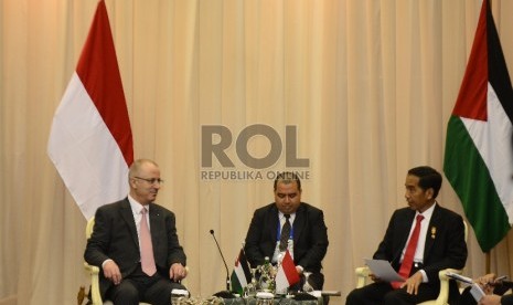 Presiden Joko Widodo (kanan) berbincang bersama Perdana Menteri Palestina, Rami Hamdallah (kiri) saat pertemuan bilateral kedua negara di Jakarta Convention Center, Selasa (21/4).  (Republika/Raisan Al Farisi)