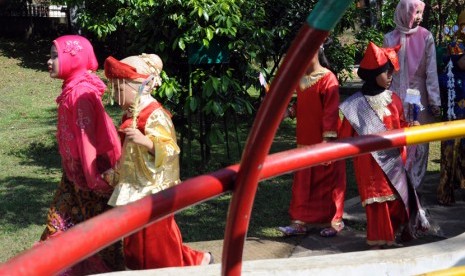   Sejumlah siswa Taman Kanak-Kanak (TK) Al-Fallah mengenakan pakaian adat tradisional merayakan Hari Kartini di Depok, Selasa (21/4). (foto : MgROL_34)