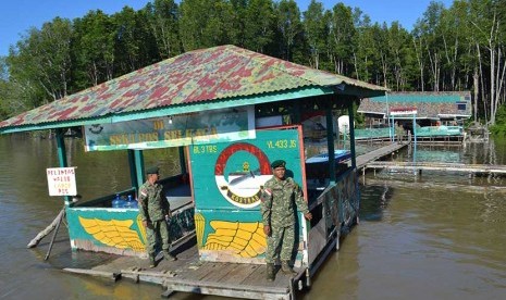 Pembangunan Pos Lintas Batas di Sebatik Mendesak. Prajurit Satgas Pamtas Yonif Linud 433/Julu Siri berdiri di pos jaga perbatasan Indonesia-Malaysia yang miring di Sei Kaca Kecamatan Seimenggaris Kabupaten Nunukan, Kaltara. (Antara/M Rusman)