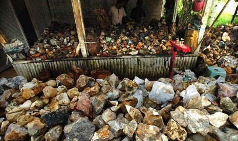 Pedagang bongkahan batu akik menunggu calon pembeli di Kampung Cibarengkok, Kecamatan Bantarkalong, Tasikmalaya, Jawa Barat, Rabu (22/4).  (Antara/Adeng Bustomi)