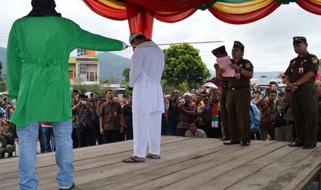 Pelaksanaan hukum cambuk di Aceh.