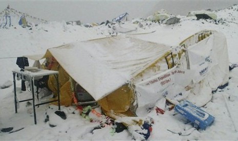 Kondisi tenda pendaki gunung yang rusak diterjang salju longsor akibat gempa bumi di Gunung Everest, Sabtu (25/4). 