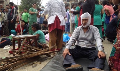 Sejumlah warga yang terluka akibat gempa bumi mendapat perawatan medis di Kathmandu, Nepal, Sabtu (25/4).