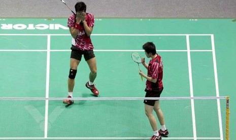  Pasangan ganda campuran Indonesia, Tontowi Ahmad (kiri) dan Liliyana Nasir berhasil menjadi juara pada final Kejuaraan Bulu Tangkis Asia di Wuhan, Cina, Ahad (26/4).  (Reuters/China Daily)