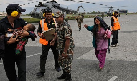   Tentara India membawa seorang anak Nepal yang terluka akibat gempa bumi di Kathmandu, Nepal, Senin (27/4).