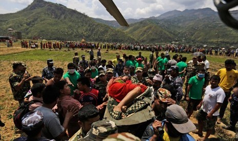   Tentara Nepal mengevakuasi seorang wanita yang terluka akibatv gempa bumi untuk dibawa ke Kathmandu, Nepal, Senin (27/4). 