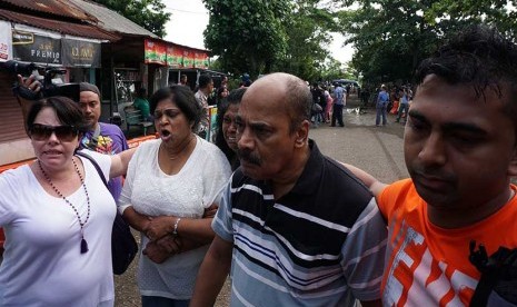 Keluarga terpidana mati asal Australia Myuran Sukumaran, melakukan kunjungan terakhir sebelum pelaksanaan eksekusi mati di dermaga penyeberangan Wijaya Pura, Cilacap, Jateng, Selasa (28/4). (Antara/Idhad Zakaria)