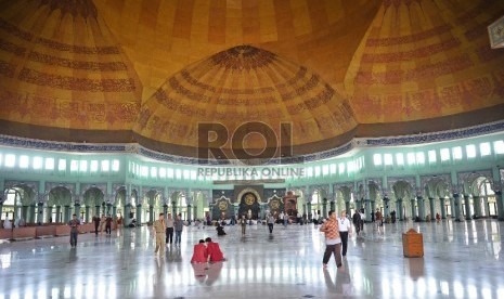  Warga berjalan saat akan menjalankan ibadah di Masjid Raya Al Azzom, Tangerang.  (Republika/Tahta Aidilla)