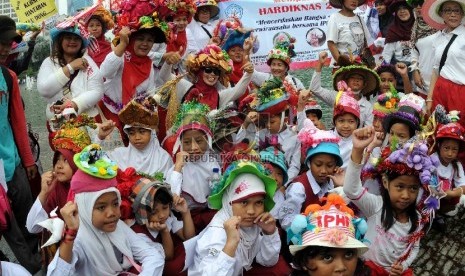  Aksi memperingati Hari Pendidikan Nasional (HARDIKNAS 2015) di Bundaran HI, Jakarta, Ahad (3/5).  (Republika/Agung Supriyanto)